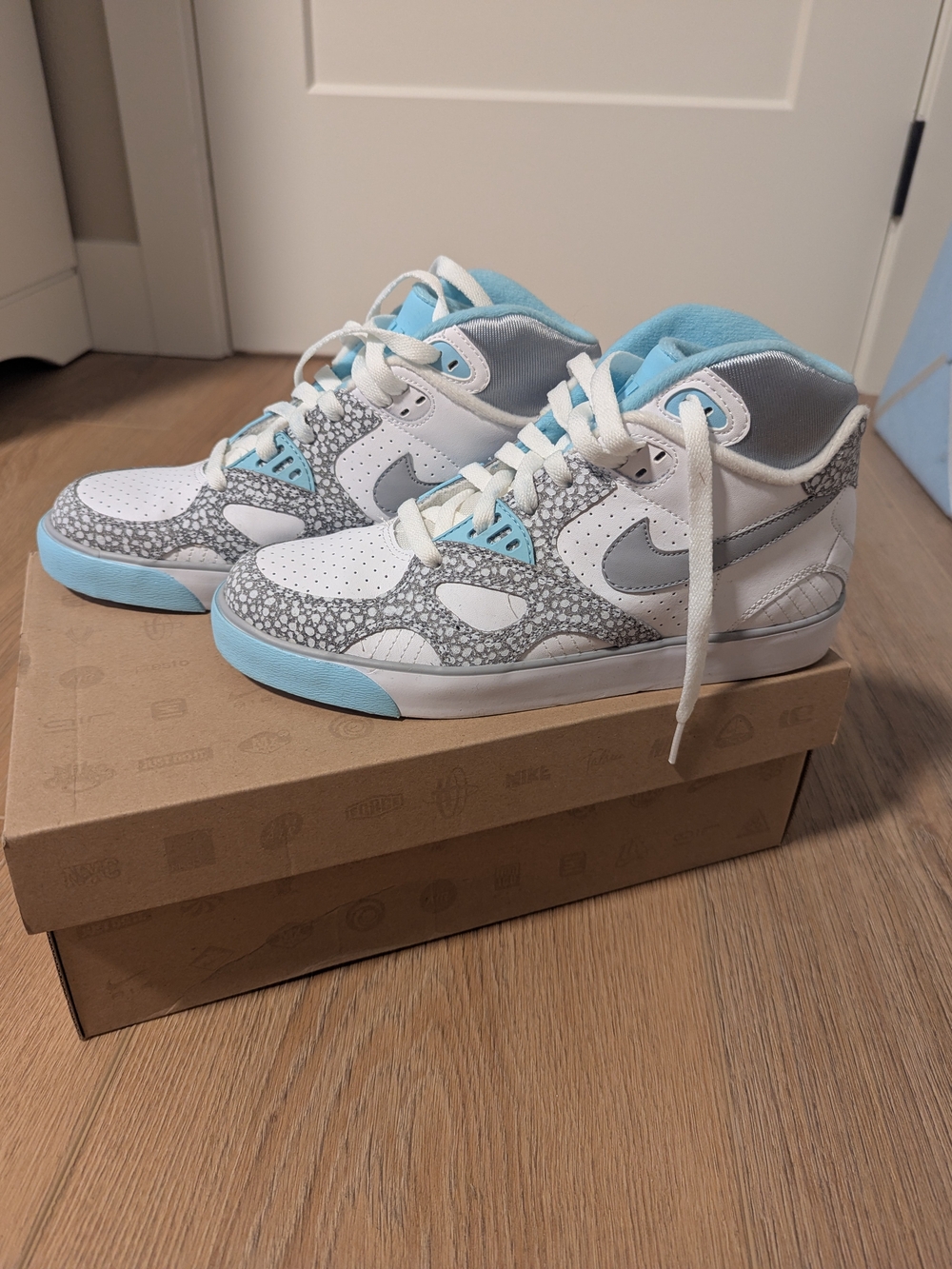 Nike Auto Trainer (GS) Youth Sneakers - White/Wolf Grey/Still Blue